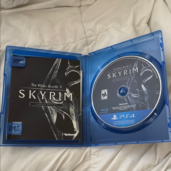 The Elder Scrolls V: Skyrim Special Edition - Blue PS4 - Picture 3 of 3